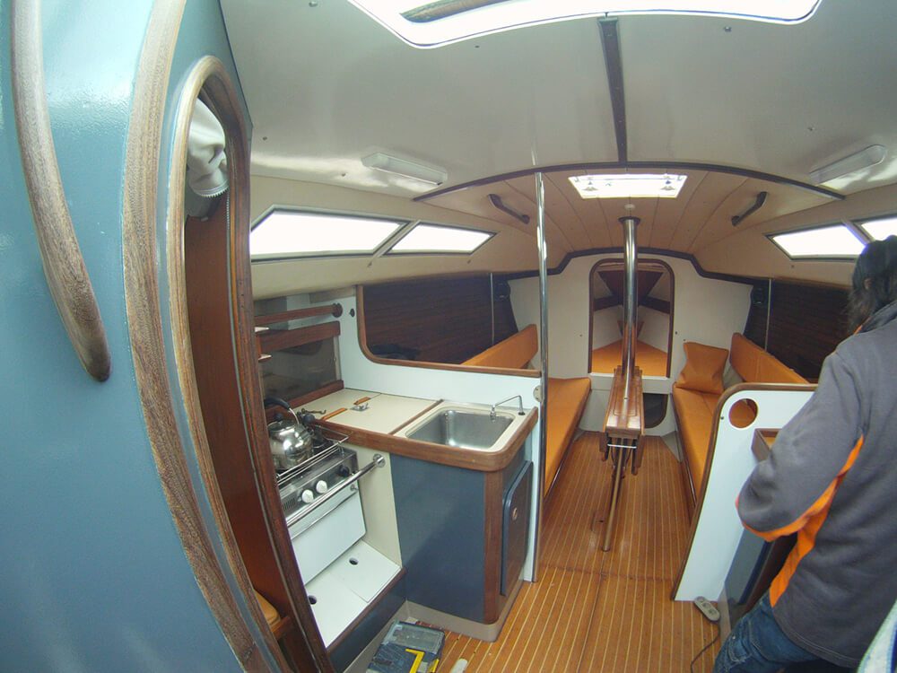 Carré du voilier First 32