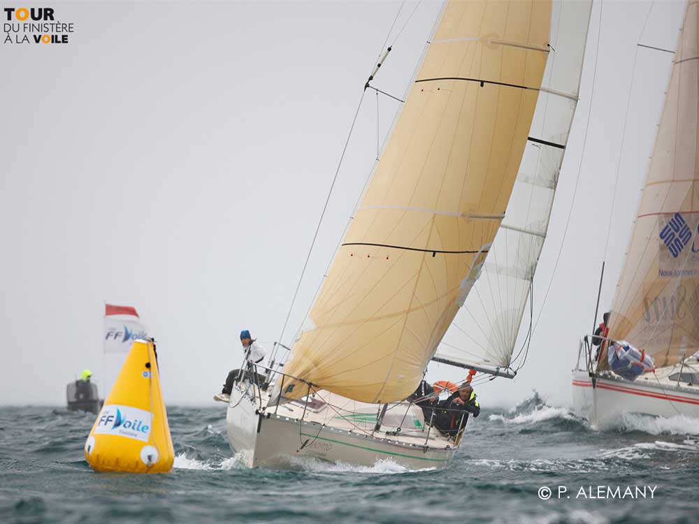 Voilier First 32 Yachtig parcours banane en baie de Douarnenez