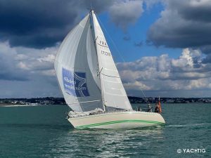 voilier first yachtig sous spi dans la baie de Concarneau