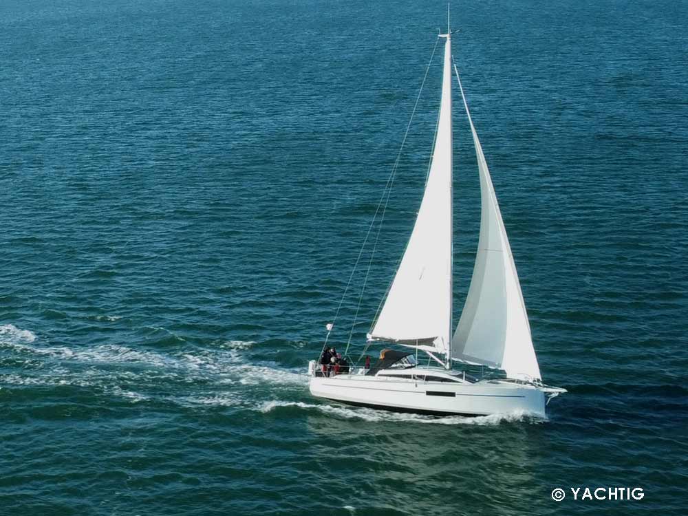 vue côté tribord voilier totem plan large