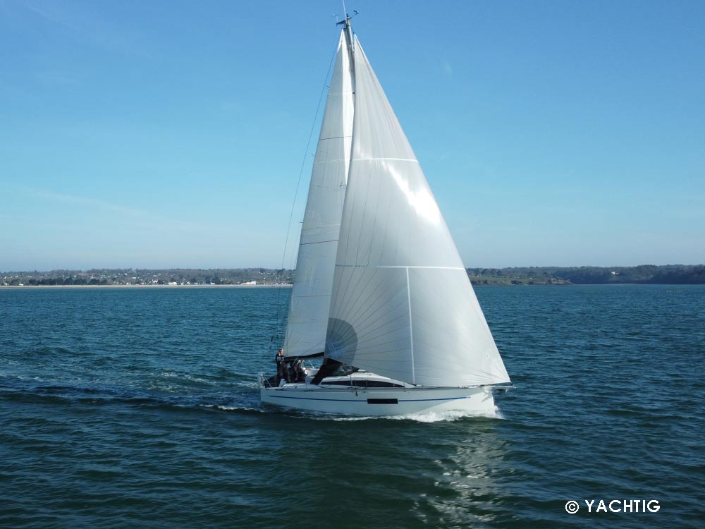 Vue tribord du RM 970, plan large drone