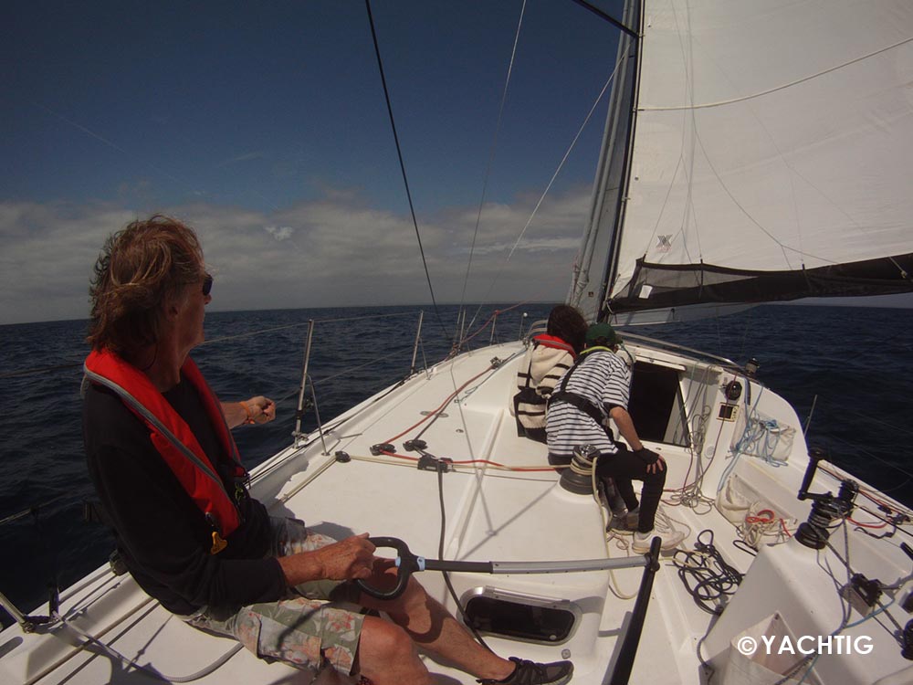 Stagiaires sur le pogo 40 de Yachtig, sous génois