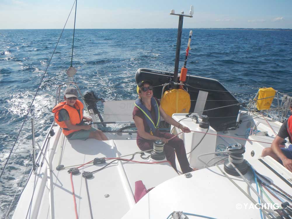 Famille en stage découverte, le petit à la barre