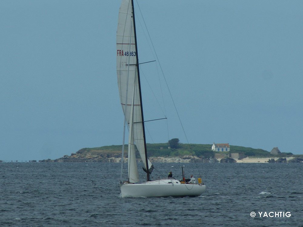 Pogo 40 de Yachtig, devant l'île de Raguenez