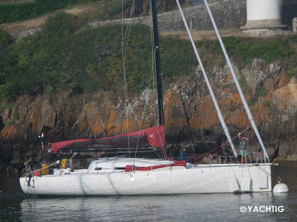 Pogo 40 doêlan petit mousse yachtig Pogo 40 à Doêlan avec un petit mousse faisant des signes