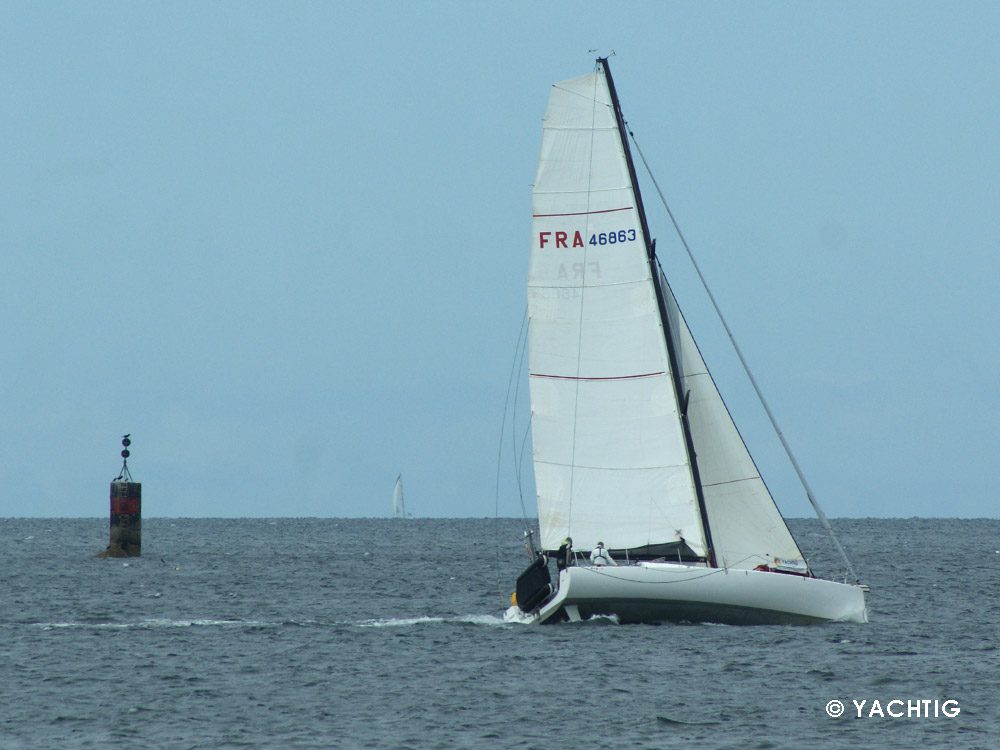 Pogo 40 en navigation, grand voile haute et trinquette
