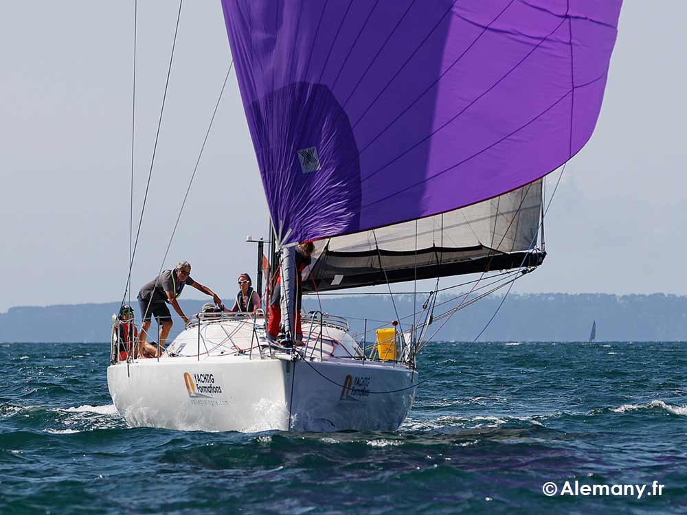 préparation de l'affalage du spi sur le voilier pogo 40 de Yachtig