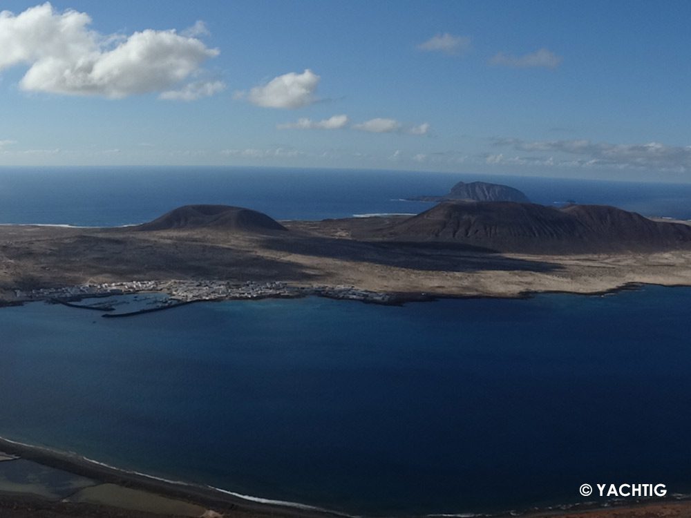 Caleta de sebo, port de La Graciosa, aux Canaries, photgraphié du mirador del rio