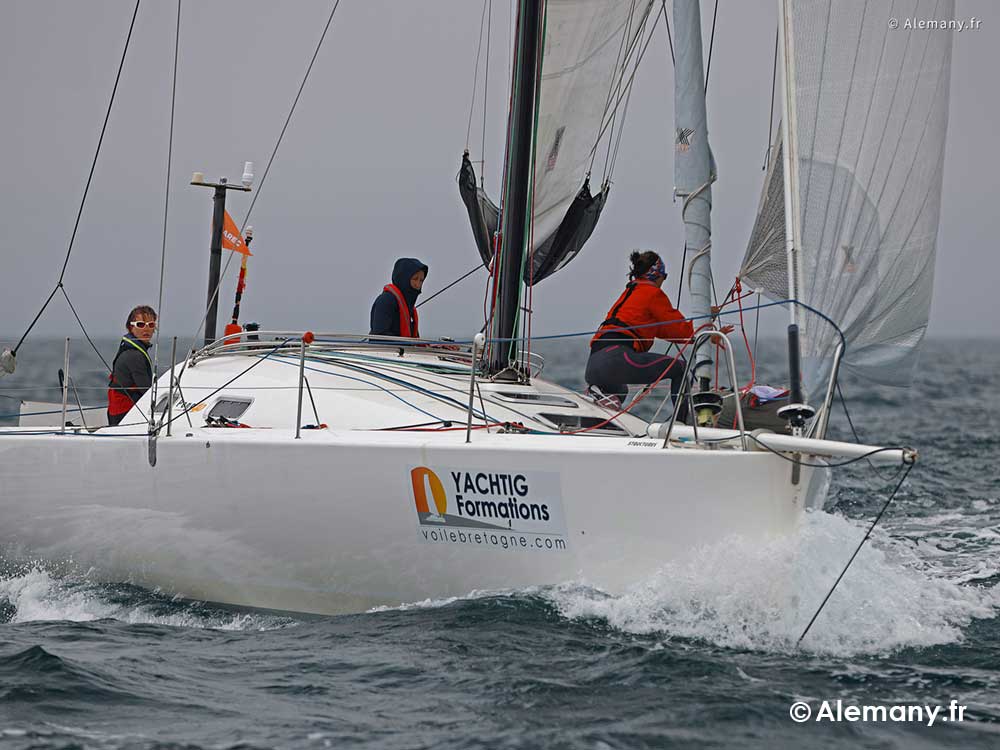 Voilier Pogo 40 de Yachtig Formations en régate, avec le numéro 1 en action