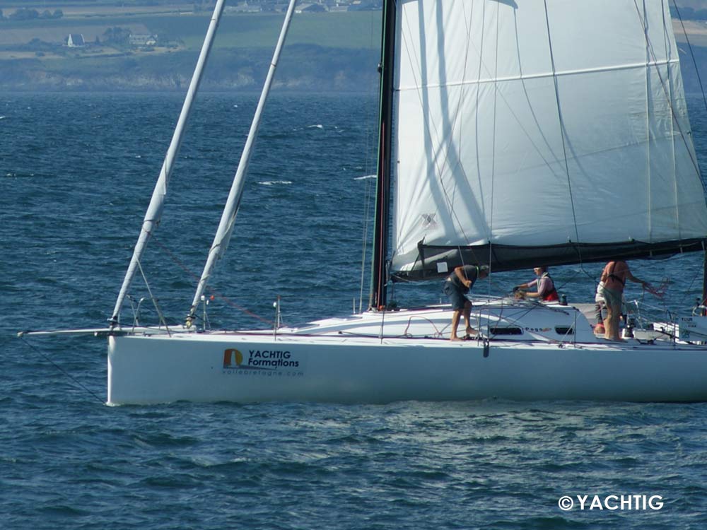 Pogo 40 Yachtig formations vu bâbord, sous grand voile avec skipper et équipage