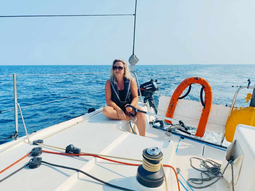 Stagiaire détendue à la barre du Pogo 40