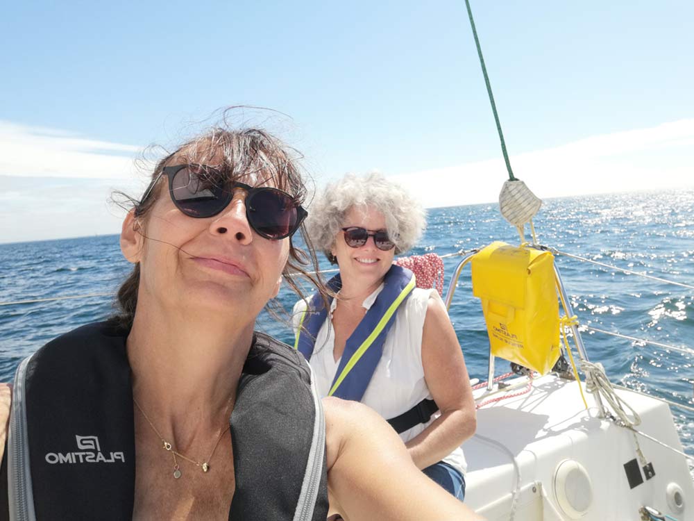 Stagiaires ravies se photographient sur le voilier Pogo 40