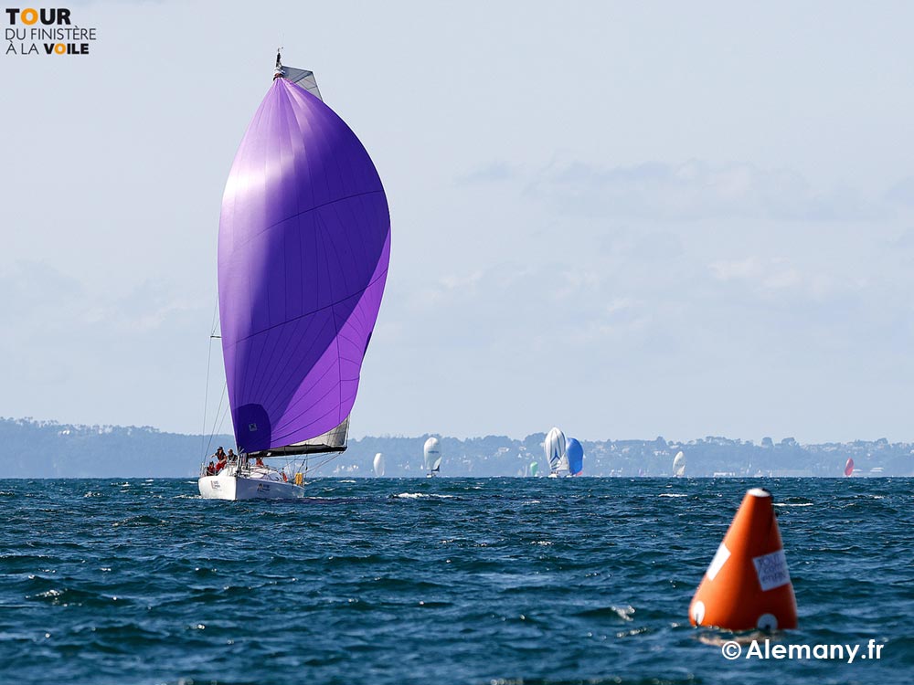 Arrivé premier à la bouée du voilier pogo 40 Yachtig sous spi