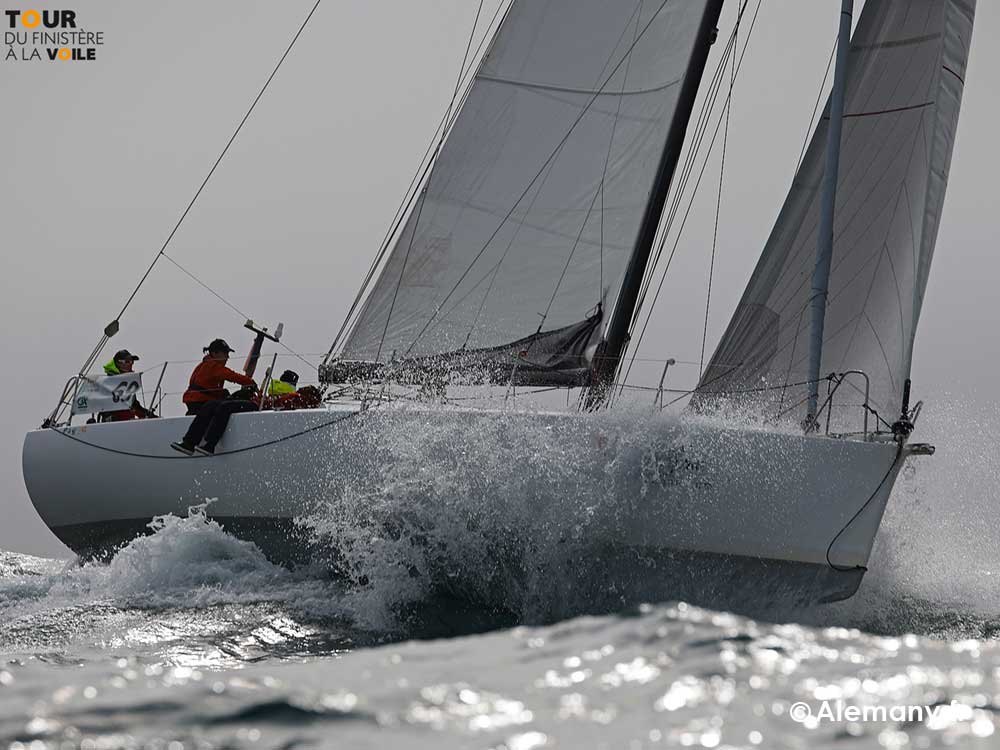 Voilier Pogo 40 glisse sous génois, tribord amure