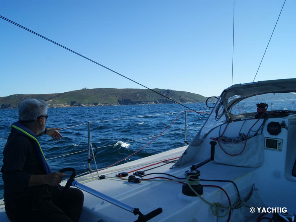 Pogo 40 et barreur, devant Ons en Galice