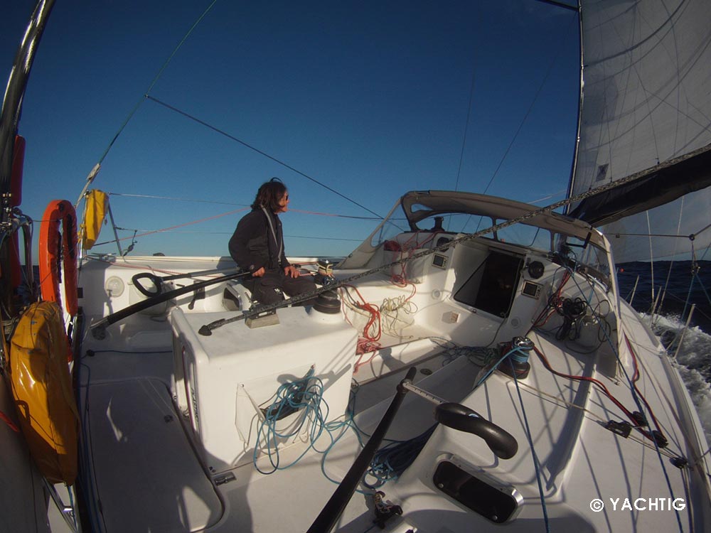 vue du cockpit du voilier Pogo 40 en navigation et barreuse