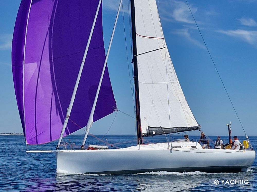 Plan serré du Pogo 40 "À L'OUEST" sous spi bâbord amure