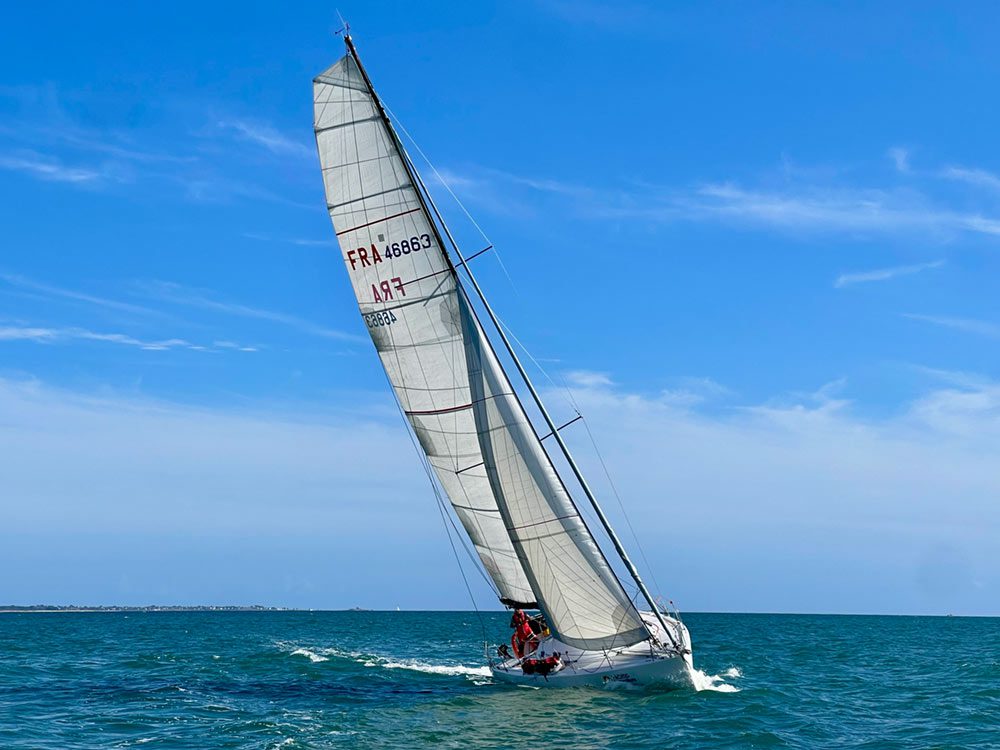 Vue de face du voilier Pogo 40 à vive allure