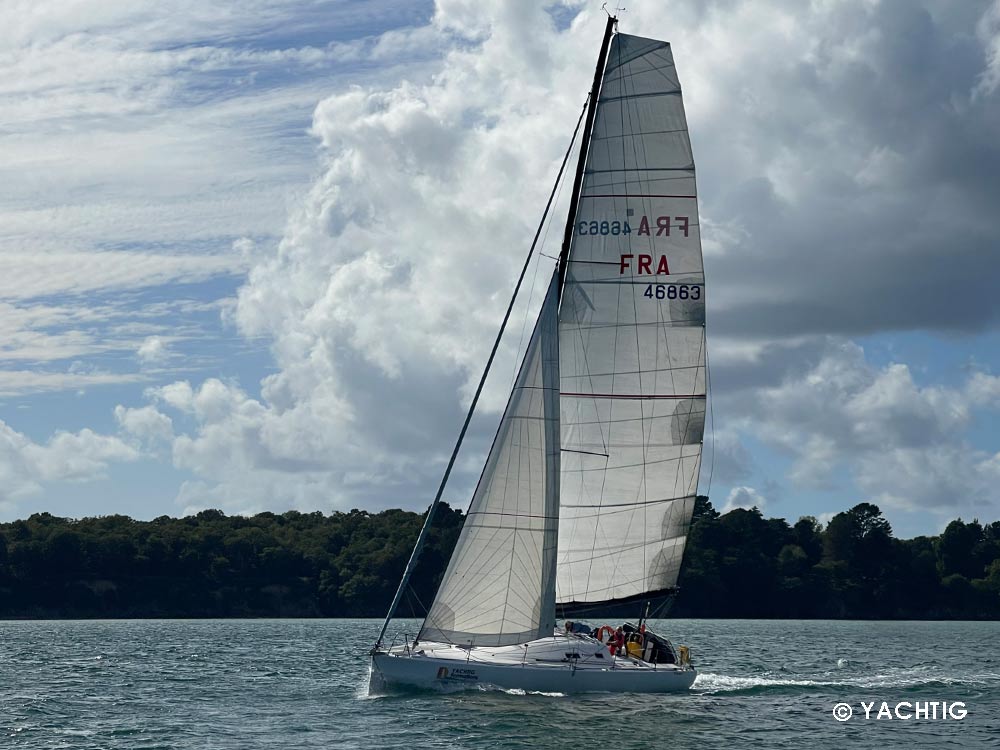 voilier Pogo 40 sous grand voile et trinquette tribord amure