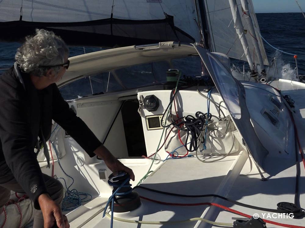 skipper yachtig cockpit pogo 40 sous gennaker Plan serré du skipper sur le voilier Pogo 40 sous gennaker