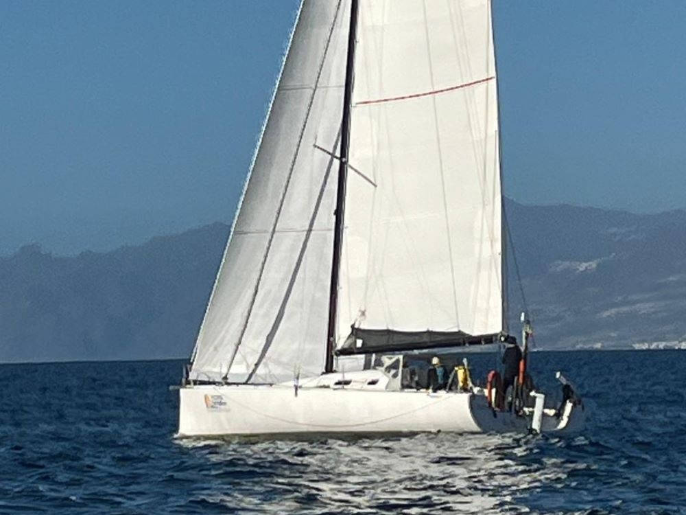 Plan large Pogo 40, sous génois, bâbord amure