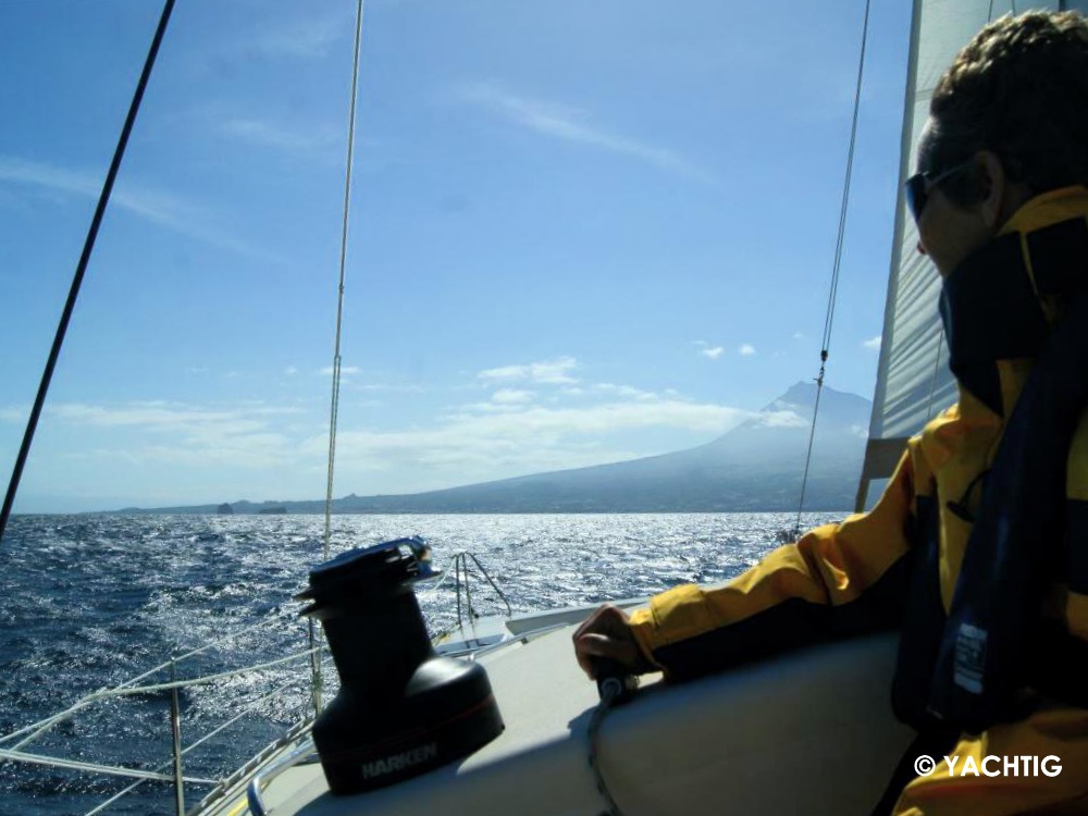 Equipière sur voilier devant Pico aux Açores