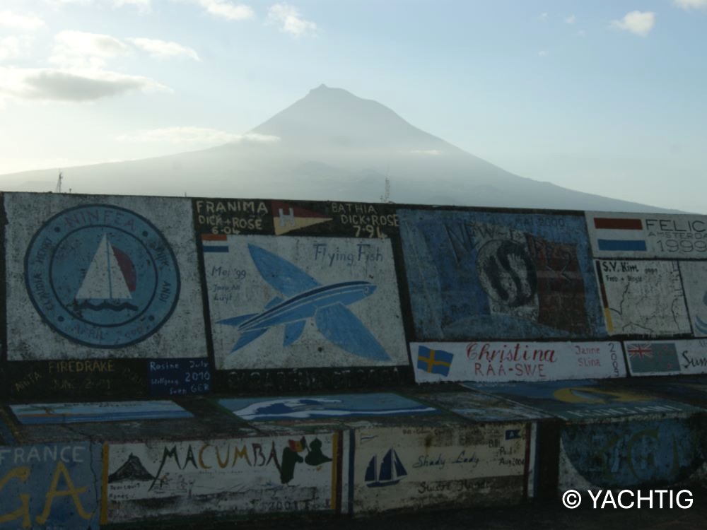 Logos dessinés sur le quai de Horta et vue sur Pico aux Açores