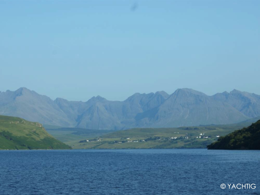 Vue de l'entrée dans le loch Harport , côte ouest de l'île de Skye, Yachtig
