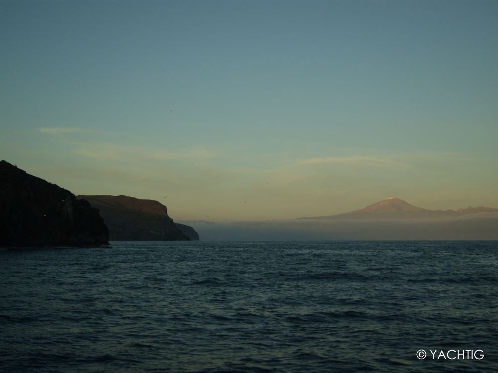 sommet du Teide vu de La Gomera au coucher du soleil