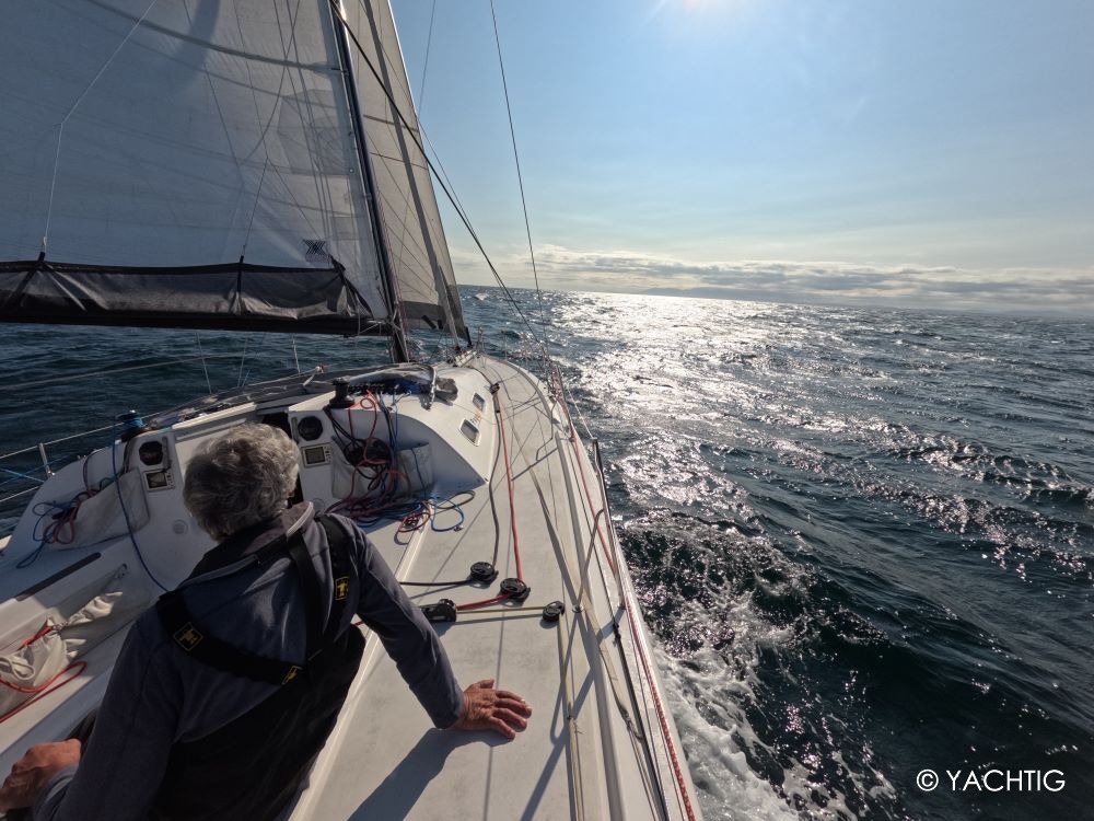 Pogo 40 rapide au portant vu tribord arrière barreur
